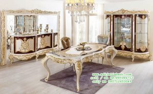 Desain Ruang Makan romina klasik dengan bufet hias cermin dan lemari pajangan full kaca mewah.