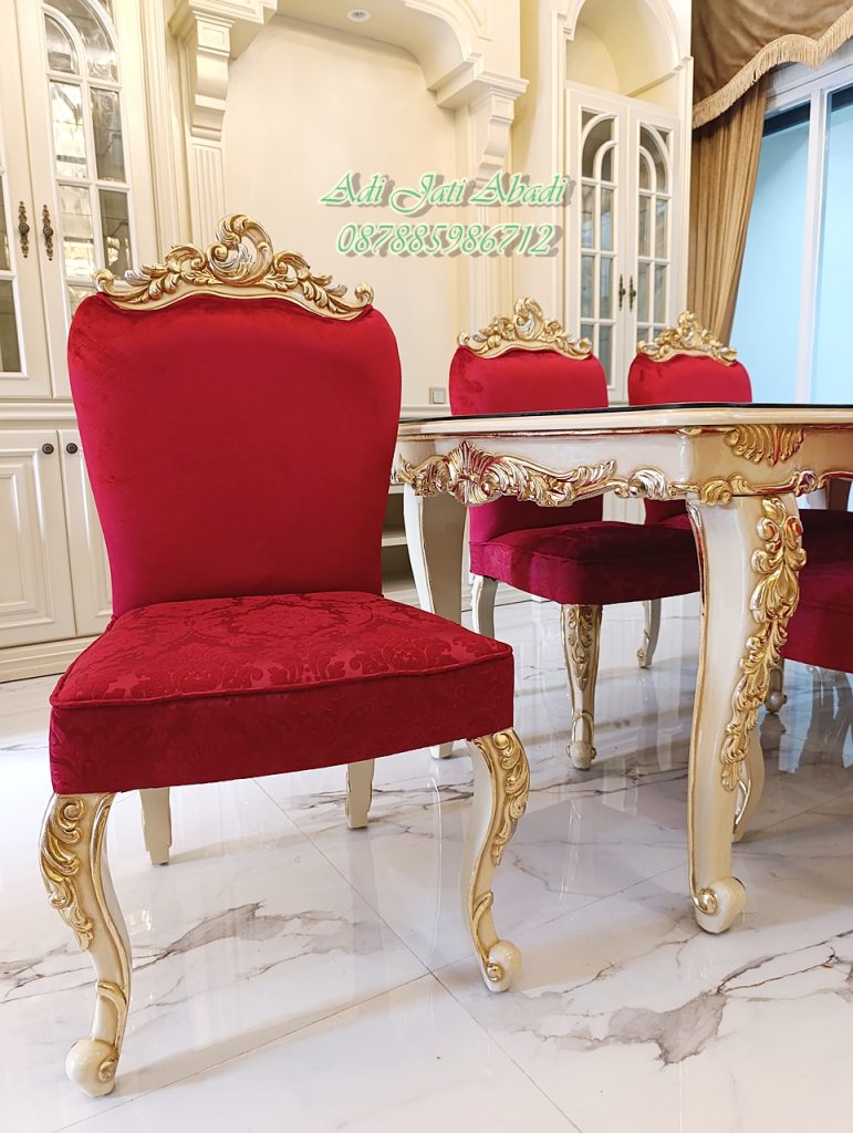 Set Meja Makan Klasik Dengan 6 Kursi Mewah Untuk Ruang Makan Modern, Set Meja Makan Mewah Jati Ukir Royal Gold Set Meja Makan Mewah Jati Ukir Jepara Klasik Royal Gold - Kursi Velvet Merah.